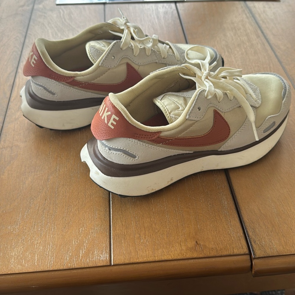 Nike phoenix waffle size 7